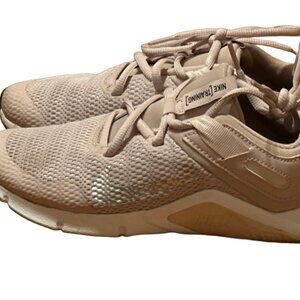 Nike Legend Essesntial Low Top